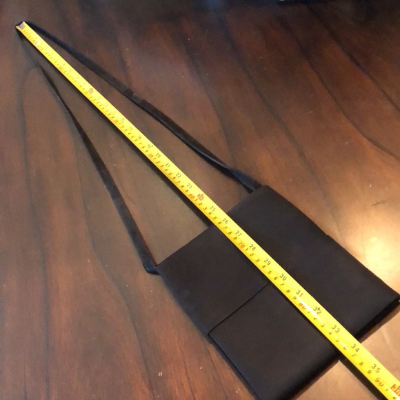 DKNY Fabric interlock fabric design, leather strap lined, zipper pocket bag - Picture 10 of 10